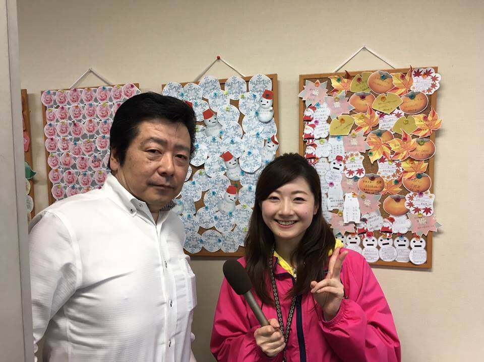 KBCラジオひまわり号のレポーターさんと中村代表との写真