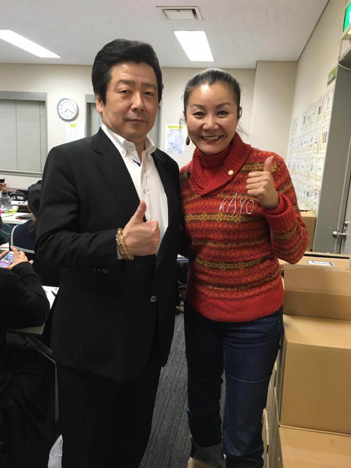 教室で中村代表と華世さんの写真